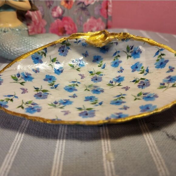 DECOUPAGE CLAM SHELL DECOUPAGE BLUE FLOWERS AND BUTTERFLIES 🦋 ON A CLAM SHELL - Picture 6 of 7